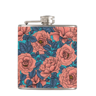 Rosenrosen mit blauen Blätter auf blau Flachmann