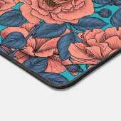 Rosenrosen mit blauen Blätter auf blau Schreibtischunterlage (Ecke)