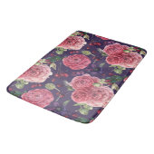 Rosenrosen Romantik auf Lila Muster Badematte (Schrägansicht)
