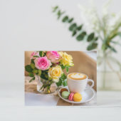 Rosenstrauch mit Kaffee und Macaron Feiertagspostkarte (Stehend Vorderseite)