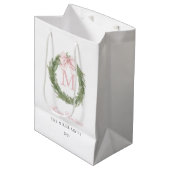 Rosetten-Monogramm-Weihnachtskranz Mittlere Geschenktüte (Vorderseite Schrägansicht)