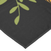 Rosh Hashanah farbenfroher Blumenstrauß auf schwar Tischdecke (Schrägansicht)