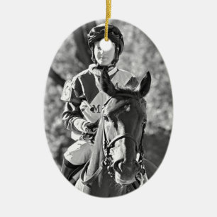 Rosie Napravnik auf Delaunay die Vanderbilt Keramikornament