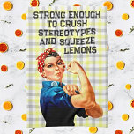 Rosie Riveter Inspirierte Handtuch zu Crush Stereo<br><div class="desc">Mit unserem von Rosie Riveter inspiriert Küchentuch, das Stereotypen unterdrücken soll, Zitronen pressen und kulinarische Herausforderungen meistern soll, erleben Sie Ihre Küchenerfahrung. Dieses Handtuch mit einer mutigen Frau, die ihre Muskeln spielen lässt, dient nicht nur dazu, verschüttete Flüssigkeiten abzuwischen; es ist ein Statement, das die Stärke und Ermächtigung von Frauen...</div>