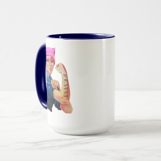 Rosie the Riveter hält Trump zurück Tasse (Vorderseite Links)
