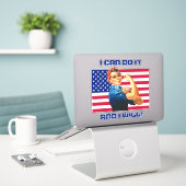 Rosie the Riveter mit Motivierend Slogan unter US- Aufkleber (Laptop auf Schreibtisch)