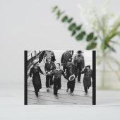 Rosie the Riveters auf dem Gartenweg Postkarte (Stehend Vorderseite)