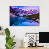 Rosige Wolken vor Sonnenaufgang am Moraine Lake Poster (Heimbüro)