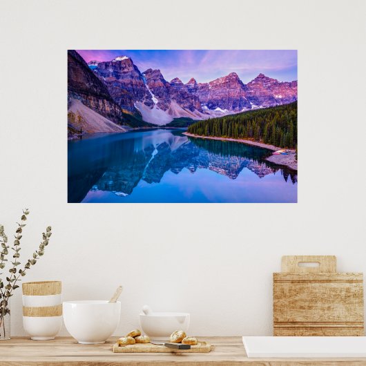 Rosige Wolken vor Sonnenaufgang am Moraine Lake Poster (Küche)