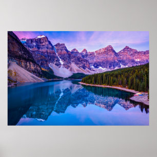 Rosige Wolken vor Sonnenaufgang am Moraine Lake Poster