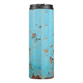 Rostblaues Metall: Texturierte Wand. Thermosbecher (Rückseite)