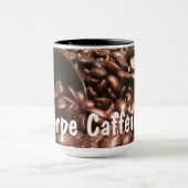 Röste Kaffeebohnen mit Silberschottenaufnahme Tasse (Zentrum)