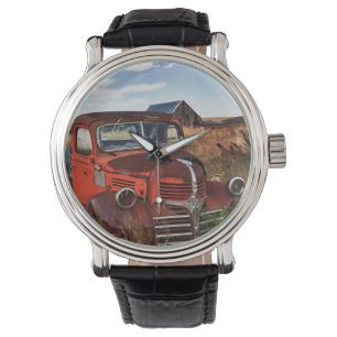 Rostender orangefarbener Dodge-Lkw mit verlassener Armbanduhr