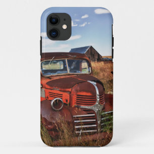 Rostender orangefarbener Dodge-Lkw mit verlassener Case-Mate iPhone Hülle