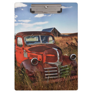 Rostender orangefarbener Dodge-Lkw mit verlassener Klemmbrett