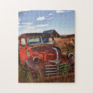Rostender orangefarbener Dodge-Lkw mit verlassener Puzzle