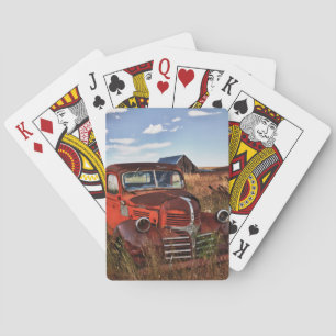 Rostender orangefarbener Dodge-LKW mit verlassener Spielkarten