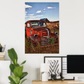 rostender orangefarbener LKW mit verlassenem Dodge Poster (Heimbüro)