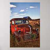 rostender orangefarbener LKW mit verlassenem Dodge Poster (Vorne)