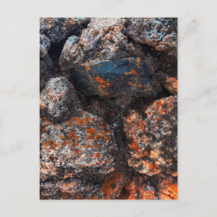 Rostfarbene Flechte auf rissigem Felsen Postkarte