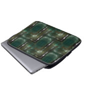 Rostgrüne Blüte, gekennzeichnet durch verschließba Laptopschutzhülle (Vorne Knopf)