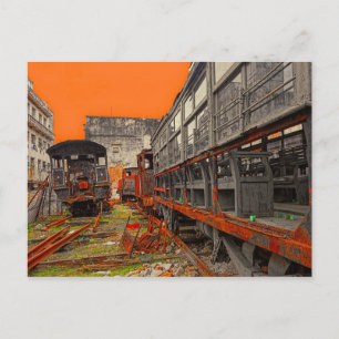 Rostige alte Lokomotiven und Eisenbahnwaggons Postkarte