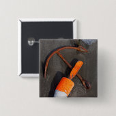 Rostiger Anker und Boje auf einem Strand Button (Vorne & Hinten)