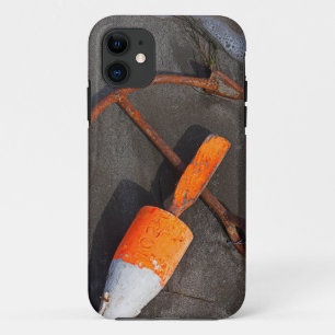 Rostiger Anker und Boje auf einem Strand Case-Mate iPhone Hülle