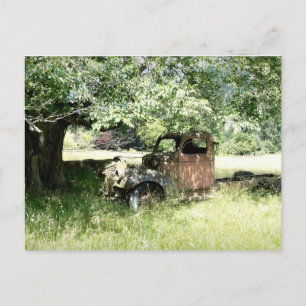 Rostiger Eimerwagen auf dem Feld (Seitenansicht) Postkarte