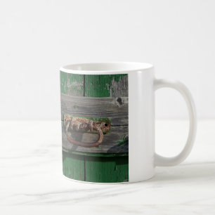 Rostiger Türgriff an einer grünen Tür Kaffeetasse