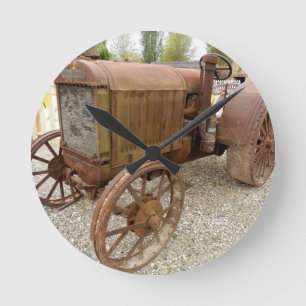 Rostiger Vintage-Traktor Runde Wanduhr