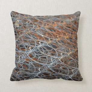 rostiges Bett entspringt das industrielle Kissen