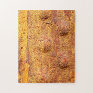 Rostiges, genietetes Metall-Fotopuzzle mit Geschen Puzzle