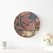 Rostiges Metallmit seiten versehendes altes Große Wanduhr (Zuhause)