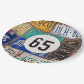 Rostiges Nummernschild 65. Geburtstag Pappteller (Schrägansicht)
