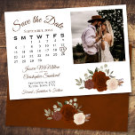 Rostoraler Hochzeitkalender und Foto Save The Date<br><div class="desc">Diese wunderschöne Hochzeit Save the Date-Karte zeichnet sich durch ein rustikales bohisches Design aus, mit Skriptbuchstaben und einem Haufen handgemalten Aquarellfarben-Rose in Rostorangen, gebrannten Nummern und Pfirsich. Es gibt einen individuell gestaltbaren Kalender, in dem Sie Ihr Hochzeitsdatum mit Platz für Ihr Foto, den Namen des Ehepaares und den Ort der...</div>