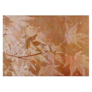 Rostorange Herbstblätter und goldene Akzente  Schneidebrett