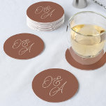 Rostrot | Oversified Script Monogram Wedding Runder Pappuntersetzer<br><div class="desc">Ein wunderschöner typografischer Untersetzer mit Ihren Initialen in sandigem Beige überdimensionaler Schrift auf Terrakotta-Rost</div>