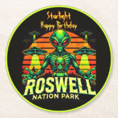 Roswell's Cosmic Getaway erwartet Sie! Runder Pappuntersetzer (Vorderseite)
