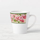 Rosy Abundance auf einer kleinen Latte-Tasse (B) Milchtasse (Rechts)