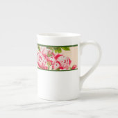 Rosy Abundance auf einer Knochen-China-Tasse (B) Porzellantasse (Rechts)