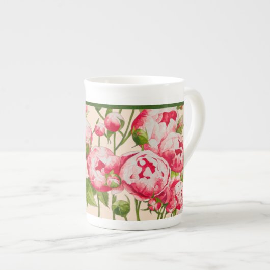 Rosy Abundance auf einer Knochen-China-Tasse Porzellantasse (Vorderseite Rechts)