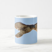 Rot angebundener Falke im Flug Kaffeetasse (Mittel)