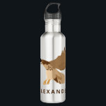Rot-Angebundener Falke im Flug personalisiert Edelstahlflasche<br><div class="desc">Diese personalisierte Wasserflasche kennzeichnet eine Illustration eines rot-angebundenen Falken und Ihrer eigenen Namens- oder kurzen Mitteilung im dunklen Braun. Finden Sie koordinierenthemenorientierte Geschenke und Produkte der falken in der Falke-und Amsel-Sammlung von den Sternchen-Entwürfen.</div>