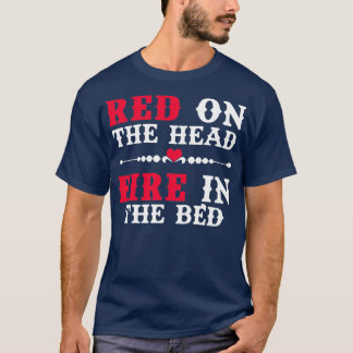 Rot auf dem Kopf Feuer in den Bettfrauen Ava T-Shirt