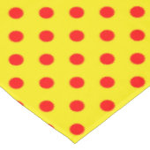 Rot auf gelben Punkten Musterdesign Tischdecke (Schrägansicht)