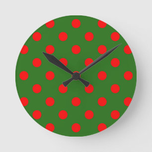 Rot auf grünem Polka-Punkte-Musterdesign  Runde Wanduhr