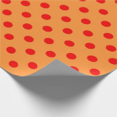 Rot auf Orange Polka Dots Design Geschenkpapier (Ecke)