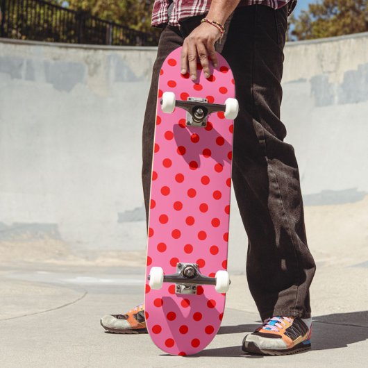 Rot auf rosa Polka Dots Design Skateboard