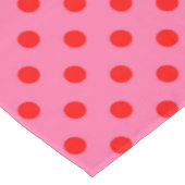 Rot auf rosa Polka Dots Design Tischdecke (Schrägansicht)